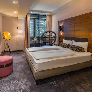 Elaya Monaco di Baviera